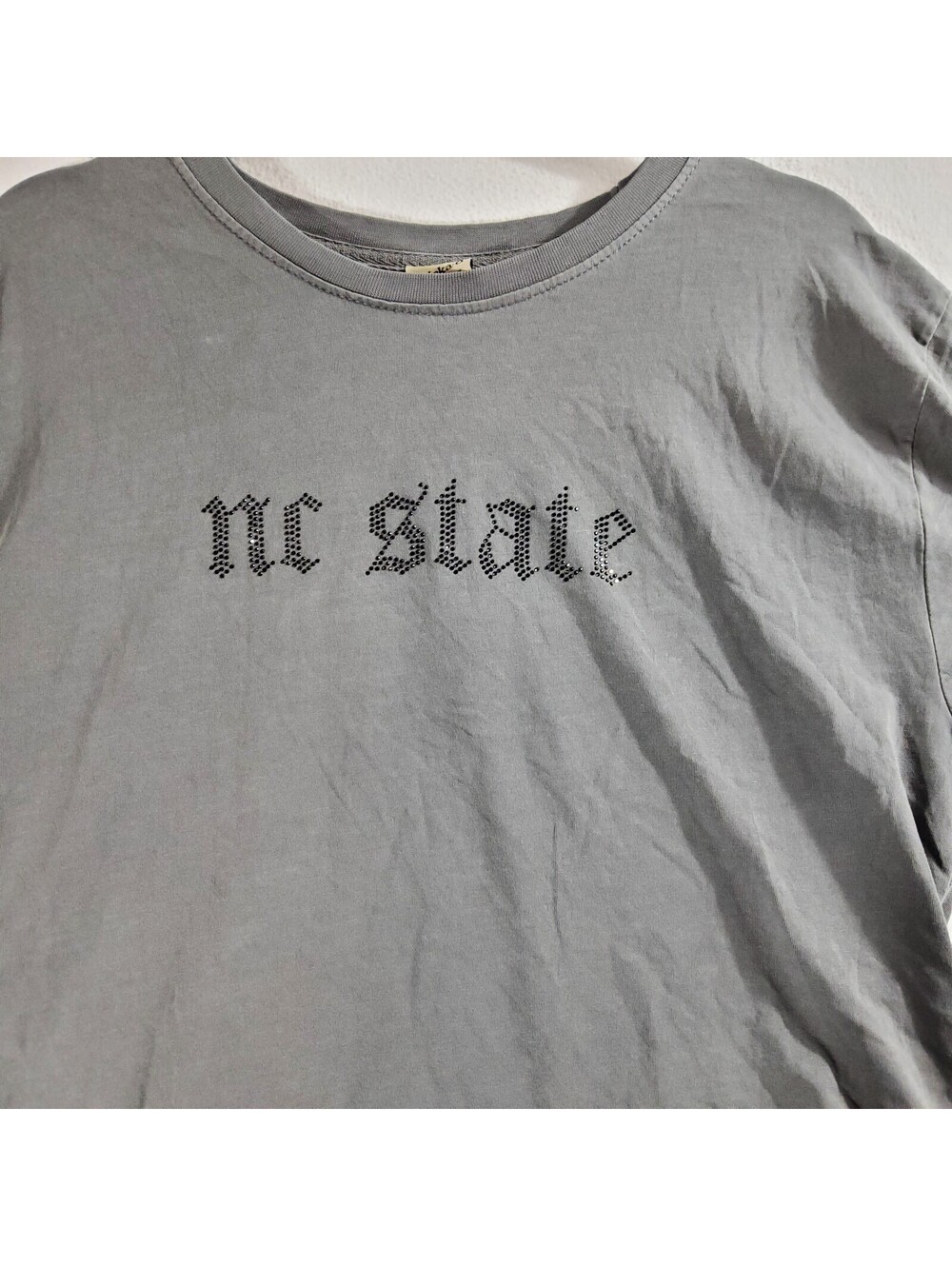 Chicka-d NC State Wolfpack Women XL Gray Rhinestone Cropped T-Shirt NWT - Picture 5 of 7